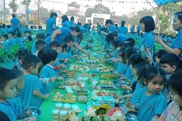 Trường MN Đại Hưng tổ chức cho các Bé ăn tiệc Buffet tại trường.